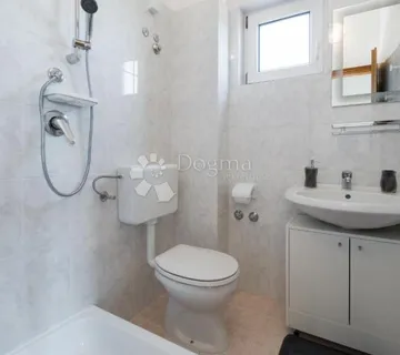 Apartmanska kuća visokog potencijala 2 km od mora! - cover