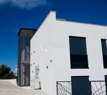 NOVOGRADNJA , NAMJEŠTEN TROSOBNI STAN U MARINI C2/S1 - cover