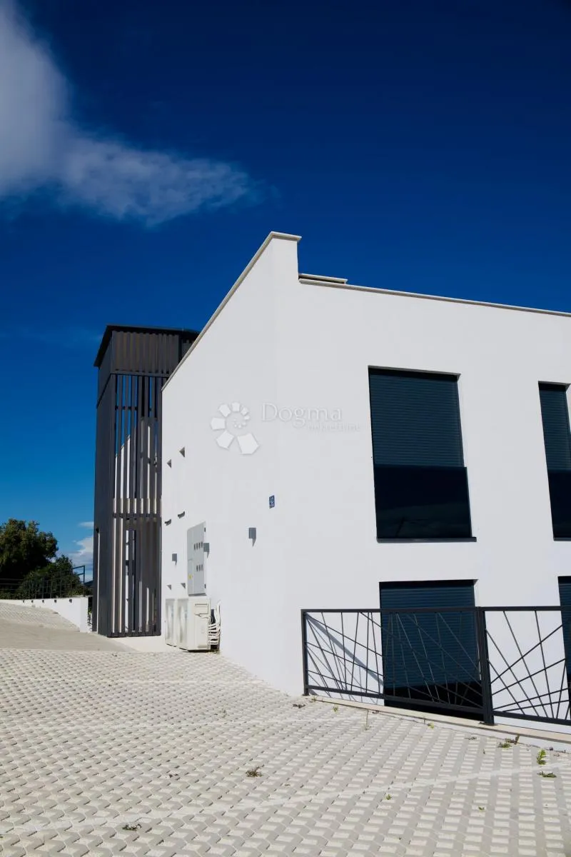 NOVOGRADNJA , NAMJEŠTEN TROSOBNI STAN U MARINI C2/S1 - cover