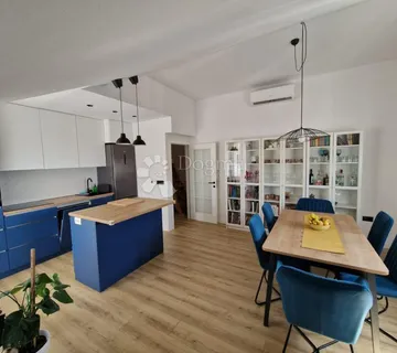 Na prodaju – potpuno renoviran i moderno uređen stan s pogledom na more u Makarskoj - cover