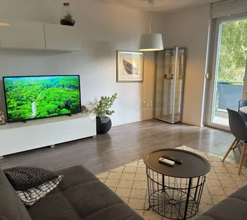 Centar Pule - svijetao stan s dvije spavaće sobe i balkonom - dugoročni najam - cover