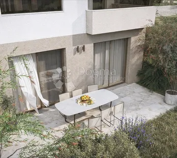 DVOSOBAN STAN S VRTOM U PRIZEMLJU – VODICE - cover