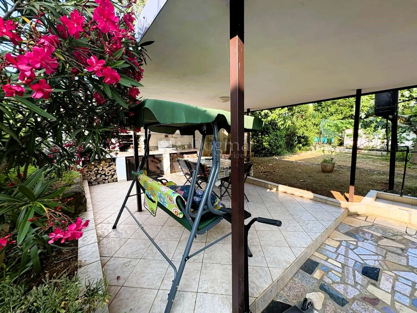 PINEZIĆI-NA PRODAJU JE STAN NEDALEKO MORA, SA VELIKOM OKUĆNICOM - cover