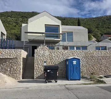 Atraktivna vila u Uskoplju - 250 m2 - cover