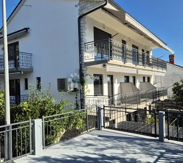 VIŠESTANBENA KUĆA S 11 APARTMANA - cover