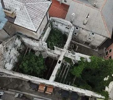 VRHUNSKA INVESTICIJSKA PRILIKA U SRCU SENJA NA SAMO 100m OD MORA - cover