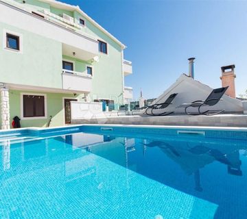 Kuća s apartmanima, bazenom i garažom – Okrug Gornji - cover