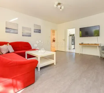 Stan u prizemlju 120m2, sa okućnicom 330m2 ,terasom i parkingom - cover
