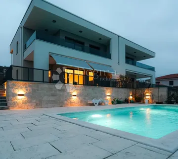 PREDIVNA, MODERNA KUĆA ZA DUGOROČNI NAJAM - KOSTRENA - cover