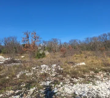 GRAĐEVINSKO ZEMLJIŠTE OKRUŽENO PRIRODOM - cover