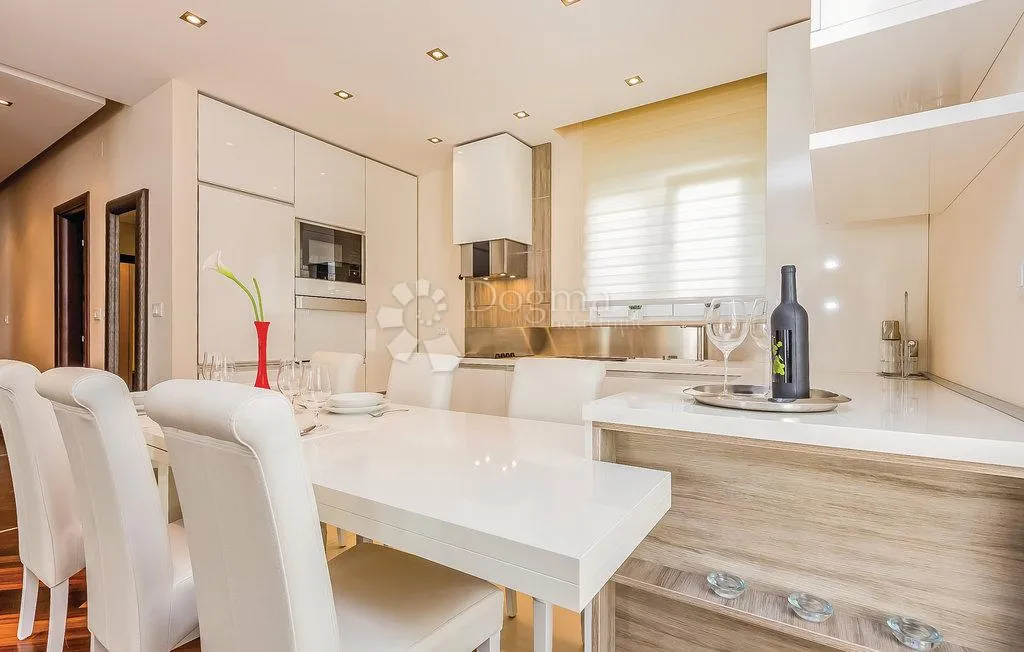 Apartman 10 metara od mora sa bazenom Crikvenica  - cover
