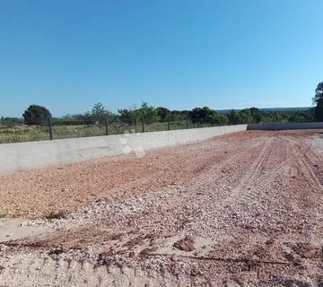 Zemljište u Smokoviću – idealno za rent a car - cover