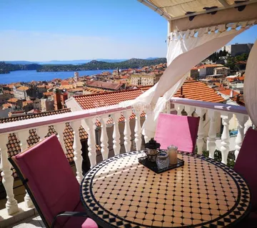 ŠIBENIK, Stan u centru s predivnim pogledom, 116 m2 - cover