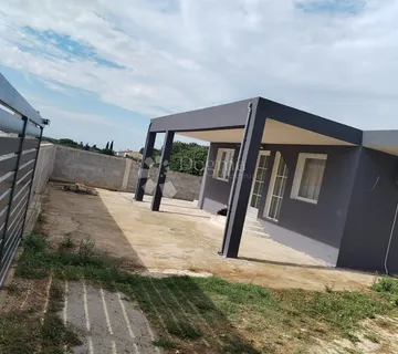 KUĆA ZA NAJAM 10 radnika nedaleko centra Pule - cover