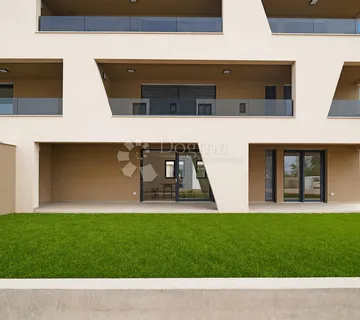 Ekskluzivna novogradnja s okućnicom  - cover