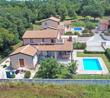 Poreč okolica, prekrasna kuća u mirnom naselju s bazenom - cover