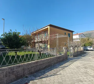 KUĆA U KAŠTEL GOMILICI S TERASOM, VRTOM, I DVA GARAŽNA MJESTA - cover