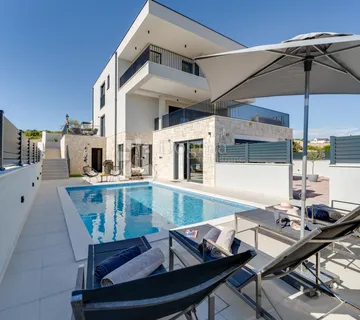 Luksuzna vila s grijanim bazenom – dugoročni najam - cover