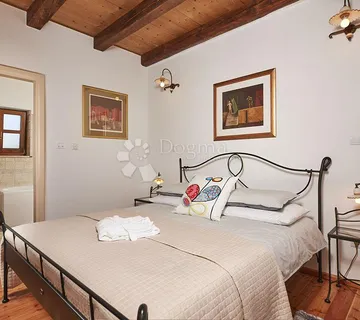 PREKRASNA KAMENA VILLA S BAZENOM SA PANORAMSKIM POGLEDOM! - cover