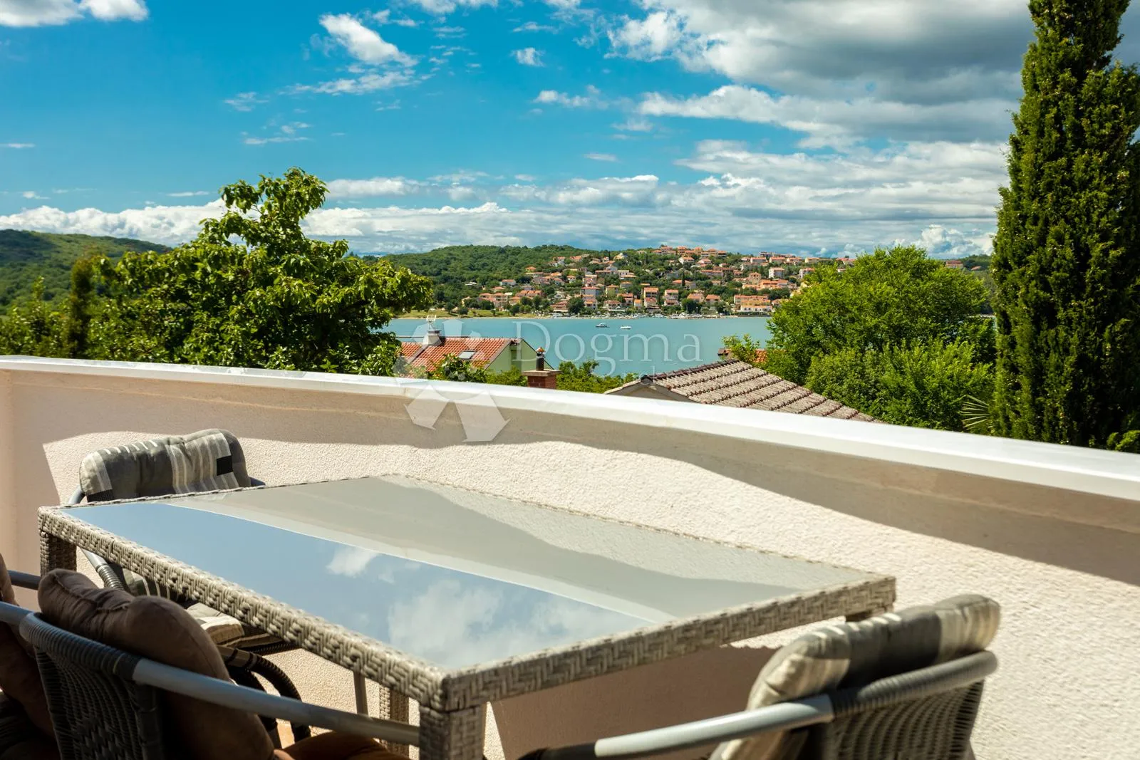 PROSTRANI DVOETAŽNI APARTMAN S BAZENOM I LJETNOM KUHINJOM! - cover