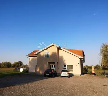 Ekskluzivno imanje s pansionom i konjičkim centrom - cover