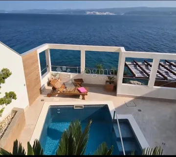 Villa s bazenom - prvi red do mora - cover
