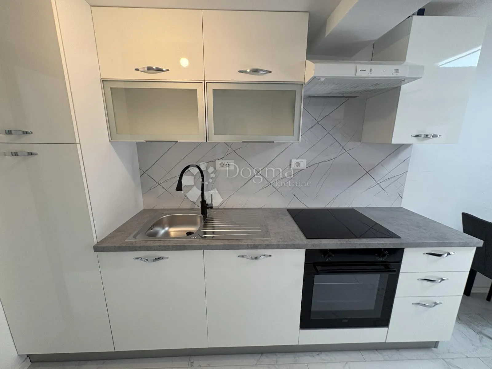 Kompletno renovirani apartman u prizemlju - cover