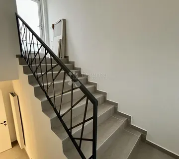 Zagreb, Sesvete, 3sobni stan  s krovnom terasom i dva parkirna mjesta - cover