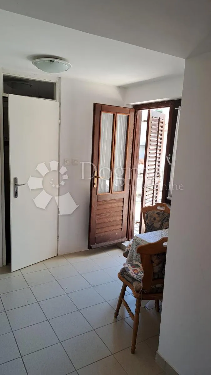 APARTMAN U SUTERENU - cover