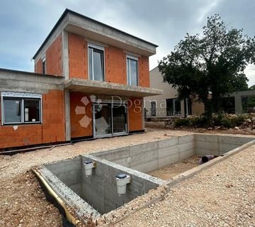 Kvalitetna novogradnja s bazenom i 2 parkinga – Poreč - cover