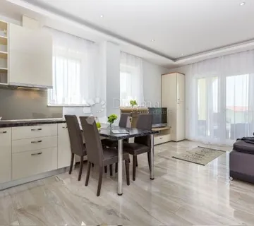 Atraktivni stan u villi sa bazenom i pogledom na more - cover