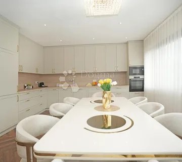 NAJAM FANTASTIČNOG 4-SOBNOG STANA U ROVINJU - cover