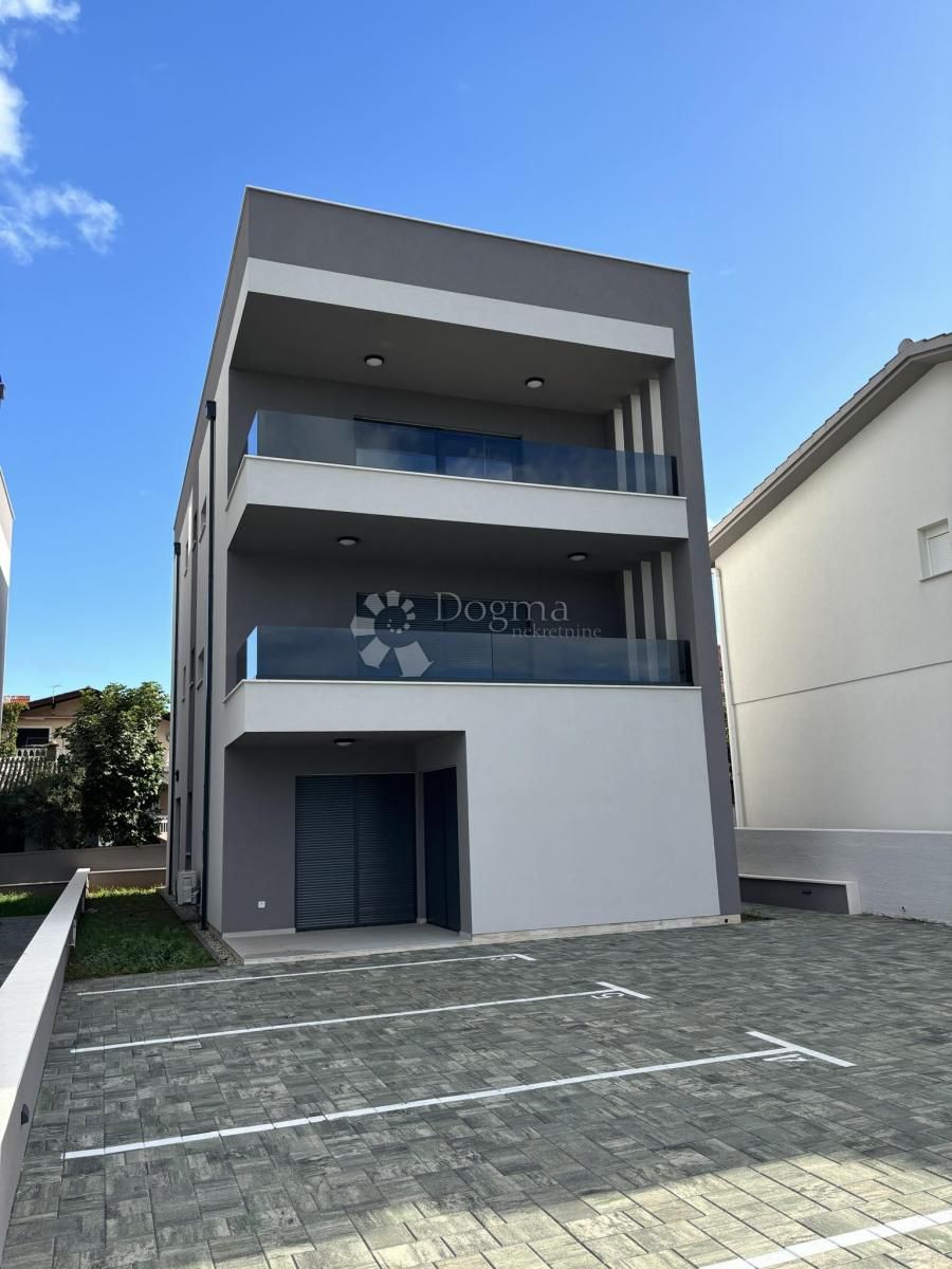 PRODAJE SE LUKSUZNI APARTMAN NA OTOKU VIRU, 100 M OD MORA - cover