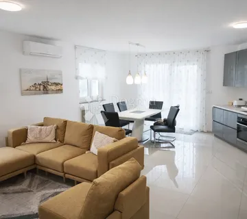 Pula, 85 m² - Moderan trosoban stan za dugoročni najam s terasom - cover