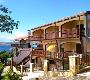 Mediteranski dragulj: kuća s apartmanima i pogledom na more - cover