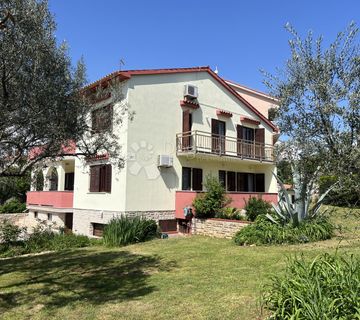 Ekskluzivno, Kuća sa dva stana na 250 m od mora - cover