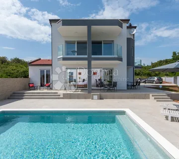 DUGA UVALA LUKSUZNA VILA NA KORAK OD MORA - cover