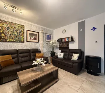 Trosoban stan u obiteljskoj kući - 300 m od mora - cover