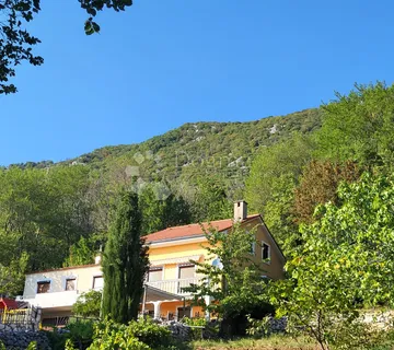 DVIJE KUĆE ZA ŽIVOT ILI TURISTIČKI NAJAM - cover