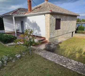 Kuća u gradu Ninu uz more - cover