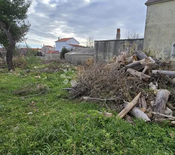 Kuća s potencijalom u Privlaci – Vaš novi dom ili luksuzni projekt! - cover