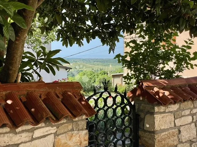 Kuća, s restoranom u prizemlju, u centru Buja - cover