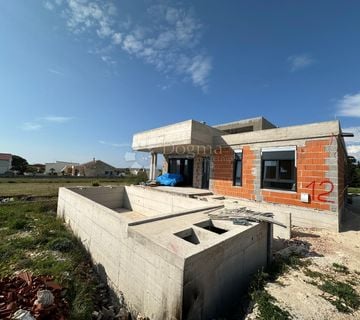 PRODAJE SE KUĆA U VRSIMA ROH BAU - cover