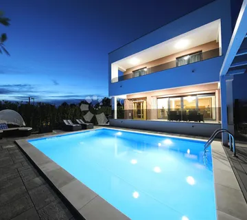 Tri dizajnerske vile s bazenima i spa sadržajima-iznimna investicija na Jadranu - cover