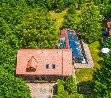 KUĆA S BAZENOM U BLIZINI NP PLITVIČKA JEZERA - cover