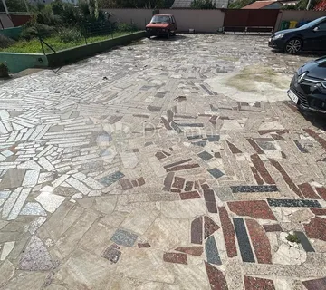 Prilika!! Veliko Građevinsko Zemljište s Kućom - Pula - cover