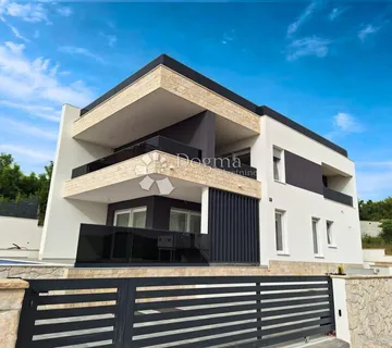 Moderan dom za odmor i investiciju – luksuzna vila s panoramskim pogledom na more - cover