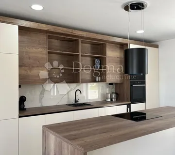 PREKRASNA VILA SA BAZENOM NA RUBU SELA - cover