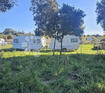 Uređena poljoprivredna parcela s kamp prikolicama - cover