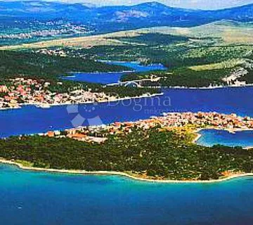 Jedinstvena Prilika – Poljoprivredno Zemljište u Prvom Redu do Mora na Otoku Krapnju, 474 m² - cover
